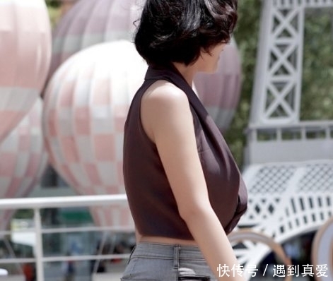 『美女』路人街拍,短发气质小姐姐,浅灰衣配搭牛仔裤让身形完美靓丽!