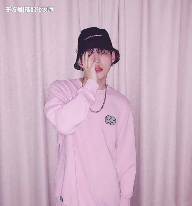 朱星杰出门又是化妆，又是戴耳坠，还把钥匙扣挂脖子上了！