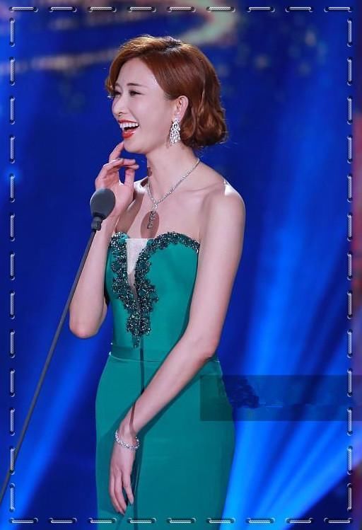 当林志玲穿抹胸裙遇上舒淇，才知道原来性感和妩媚完全不是一回事