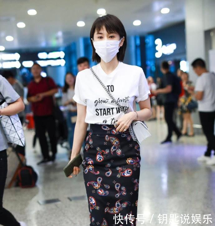 王子文为显身材, 这么窄的裙子也要硬穿进去, 网友: 好尴尬啊!