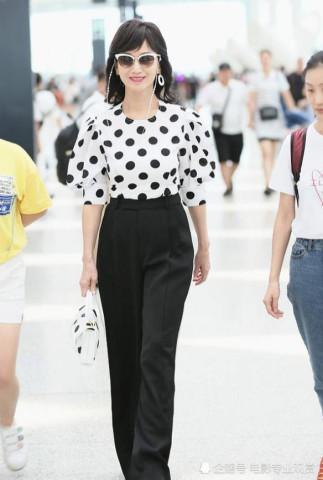 64岁不老女神赵雅芝，黑点上衣加阔腿裤，活脱脱一个美少女