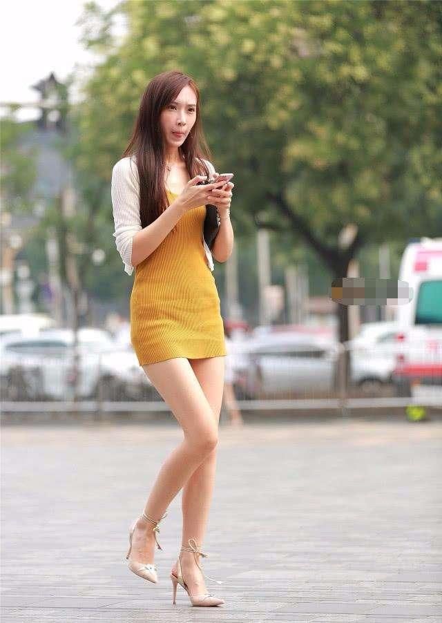 素人街拍：连衣裙展现高贵气质，白皙长腿让路人看呆