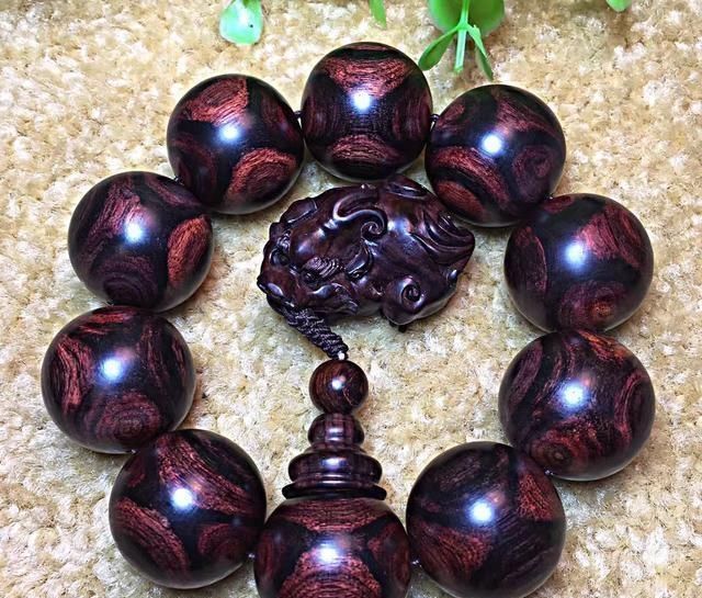 浙江富商从潘家园拉回一大块木头, 一刀切开 满头大汗、如临大敌