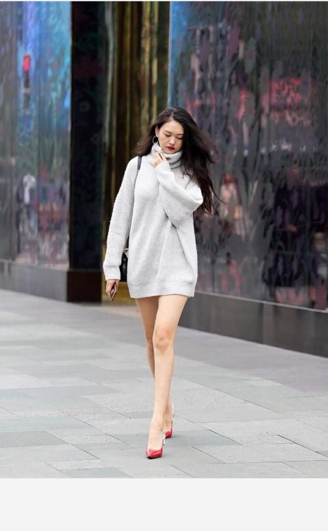  『红色』街拍：姑娘穿衣服秀美腿，搭配红色高跟鞋很显眼