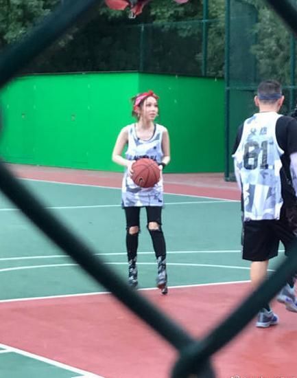 邓紫棋和潘玮柏打篮球，球技没赢穿的鞋子赢了
