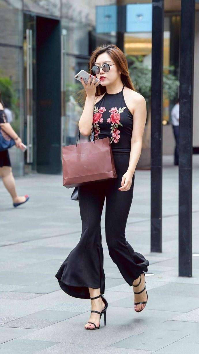 街拍: 成熟魅力的少妇, 圆润身材很吸睛