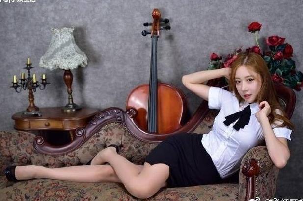 街拍:白色衬衫的小姐姐,一副OL模样,办公室女神的存在!