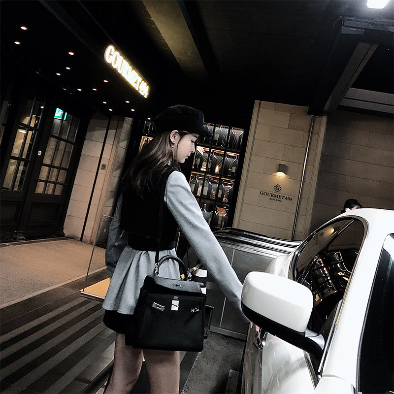 我矮不到1米6，但我从不乱打扮，穿今年超流行的小香风套装，美