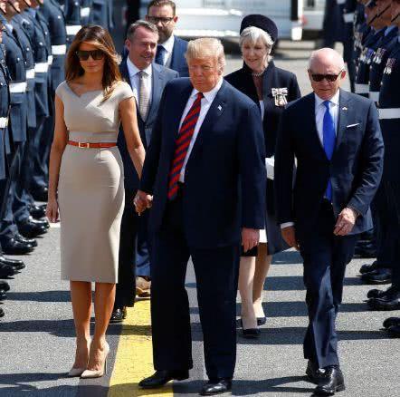 梅拉尼娅巧打时尚外交牌！出访英国连换3套裙子，分别示好3位重要