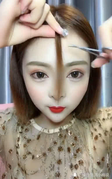 小姐姐自己在家剪刘海，刘海剪完下巴却歪了，网友：安排