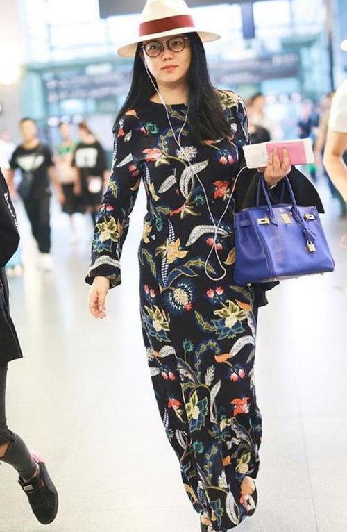 44岁陶虹与40岁李湘同现机场？一个似豪门阔太，一个打工小妹