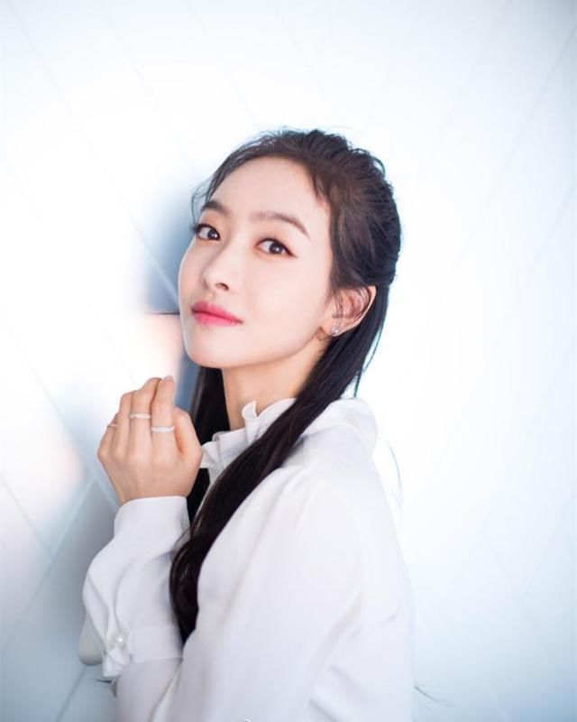 宋茜白裙搭配粉色高跟鞋现身上海品牌活动，网友：宋仙子真好看