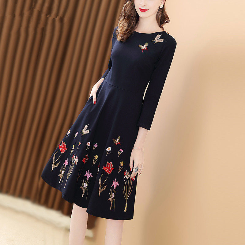 47岁的小姨真会打扮，穿上这样的大牌连衣裙，一点不像中年人