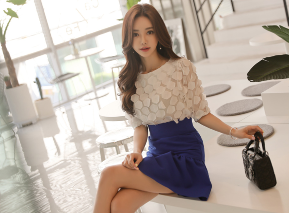 女神孙允珠，拉花奶昔凝霜晴蓝金属鳞片衫