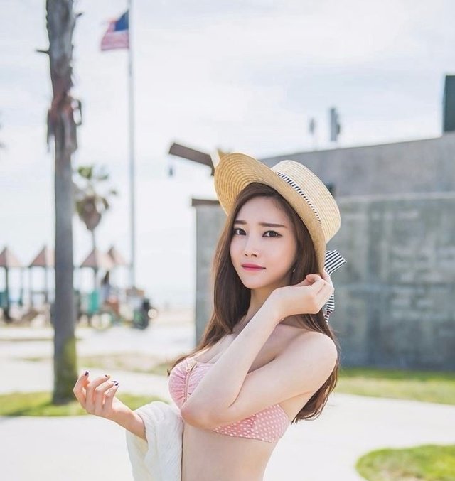 街拍沙滩上的粉色斑点比基尼美女