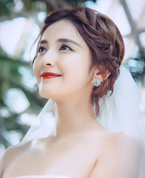 『迪丽』本以为古力娜扎穿婚纱就够美了, 看到迪丽热巴穿婚纱: 如梦如幻