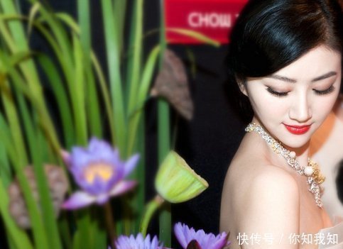 「 身穿」身穿一袭裸色抹胸短裙照,唯美至极!实话实说,景甜