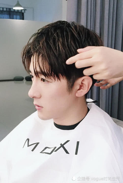 见到理发师还只会说“两边短，中间长”？18年人气男士发型