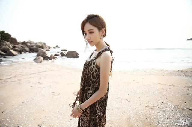 孙允珠，吊带豹纹长裙，大海边的火焰石榴