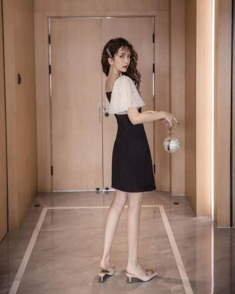  『显得』黑色连衣裙，显得格外精致迷人，穿上身显白又时髦