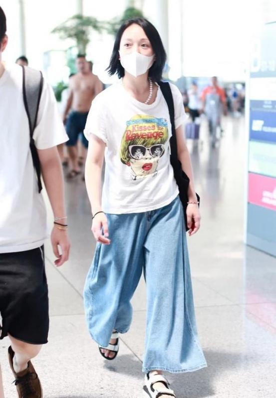 本以为43岁周迅的穿搭够随性了，但看到42岁马伊琍的，我沉默了！