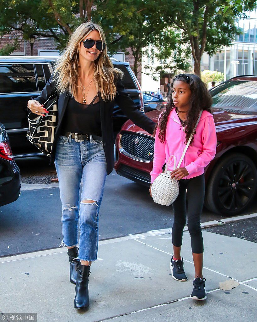 海蒂克鲁姆穿透视装若现内衣玩性感 牵手女儿机场“走秀”齐展逆