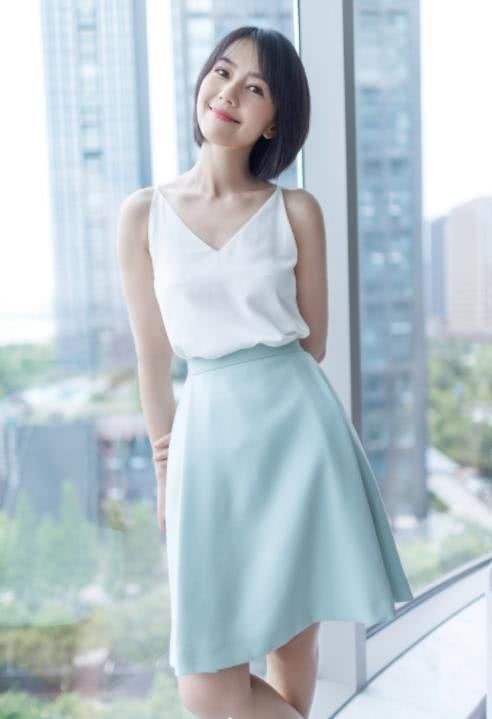 高圆圆穿吊带短裙清纯似18岁少女,甜美的笑容更是沁人心脾