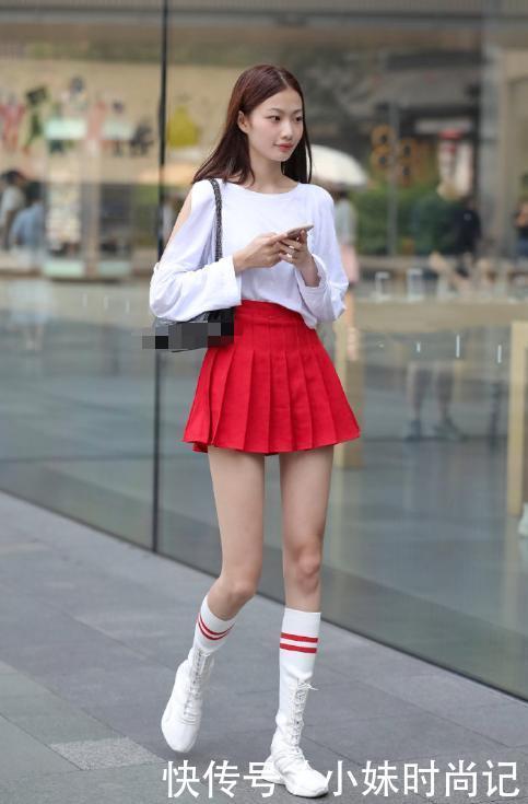  「美女」街拍：长袜运动鞋配小裙子，美女是要去当啦啦队吧