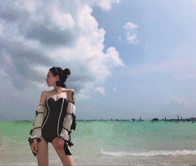  [海边]海边沙滩，性感泳衣有点紧, 但很适合游泳