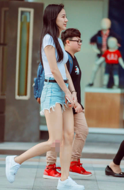 小姐姐短裤穿搭大秀美腿，没有对比就没有伤害，旁边地小哥哥心真