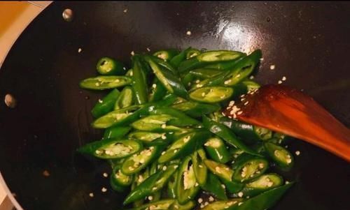 『辣椒』辣椒炒肉,到底是先炒辣椒还是先炒猪肉?顺序一错就不好吃了