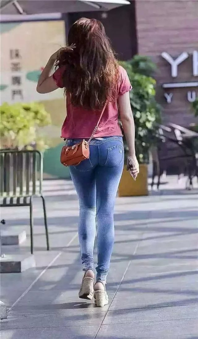 小姐姐夏季清爽穿搭，紧身裤塑造完美腿型，看背影就知道有多美