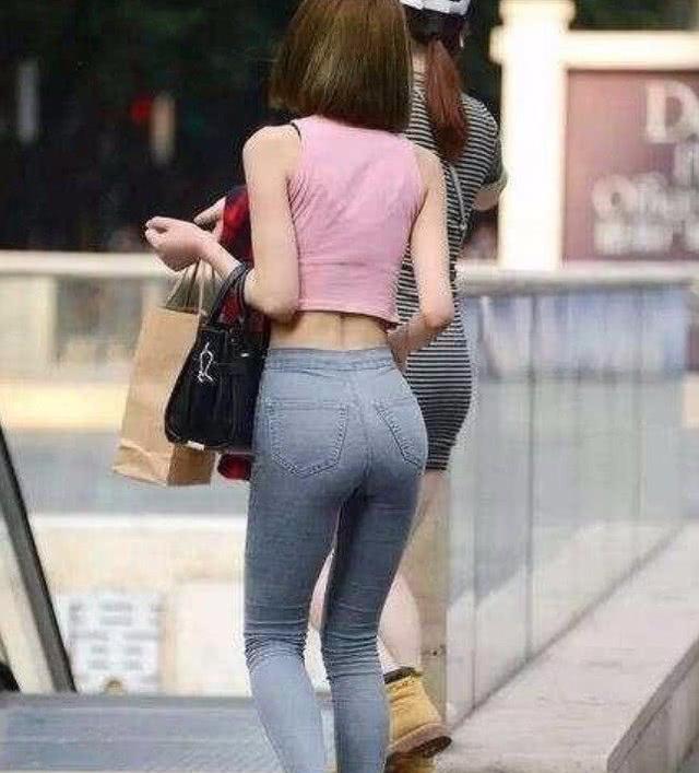 紧身牛仔裤和高跟鞋的搭配，给人一种特别浪漫和优雅的感觉！