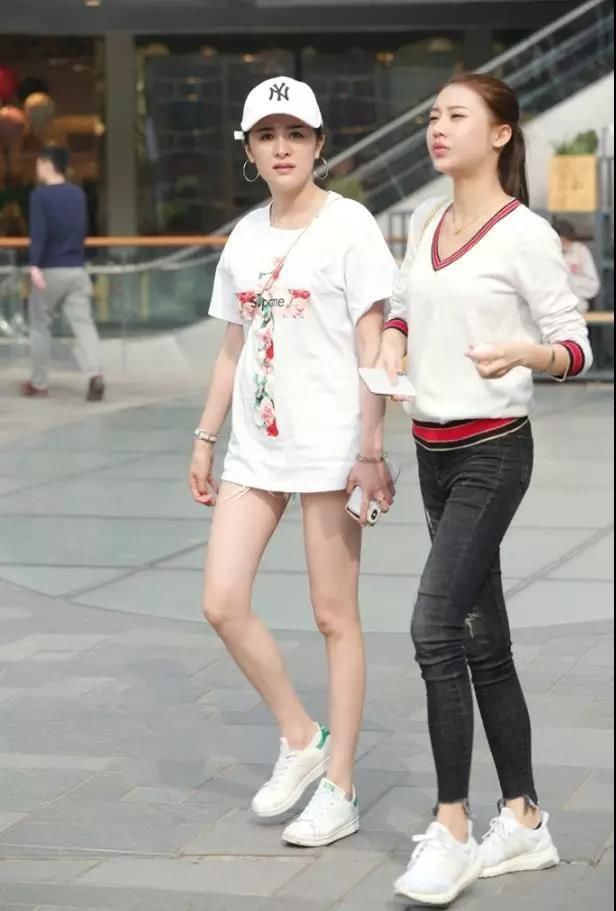街拍：水灵秀气，肤色白皙的一对性感姐妹花