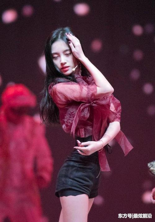 鞠婧祎也疯狂！短裤短到露出安全裤，一般人可不敢这样穿上台的