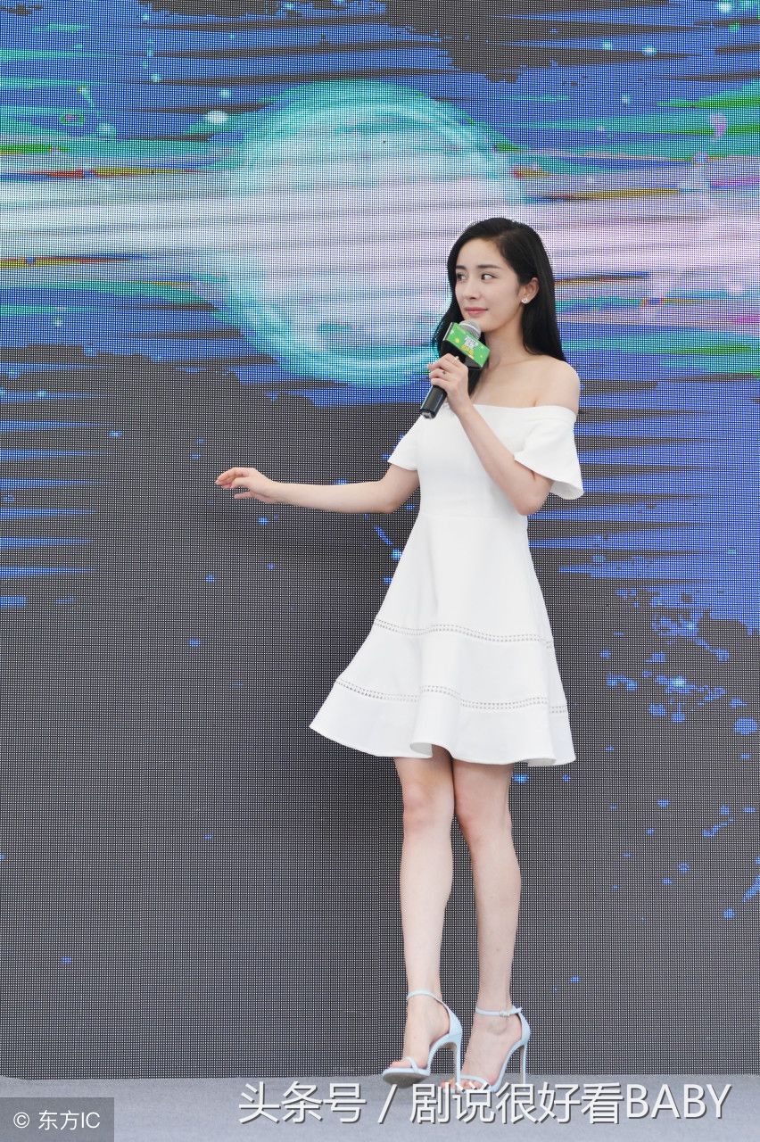 杨幂秀美腿就没有输过,香肩小露连衣裙尽显大长腿,网友:美