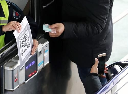  [人工车道]全国高速公路切换新系统首日：ETC收费车道通畅，人工