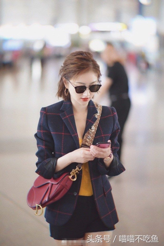 景甜穿短裤长靴大秀美腿，网友:天气热，不怕脚丫出汗的吗!