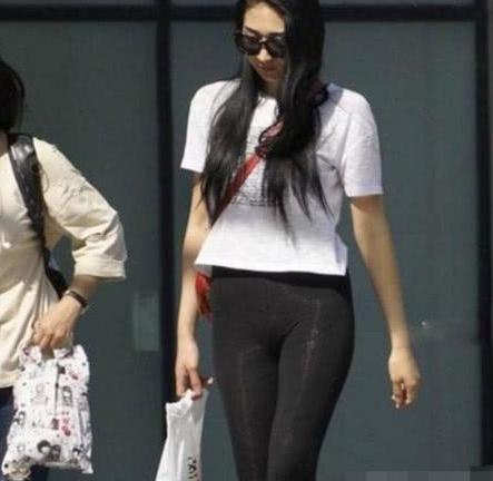 街头的打底裤美女,风采动人,美丽依旧!