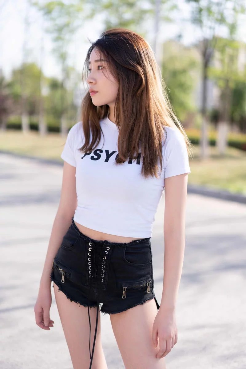 街拍：图1小姐姐，身材美的感觉都快掉出来了，醉了！