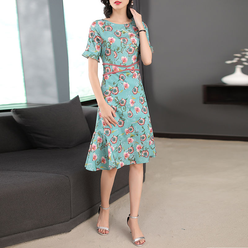 女人超短裤配T恤早OUT了，现最火“女神装”，薄而不透还凉爽