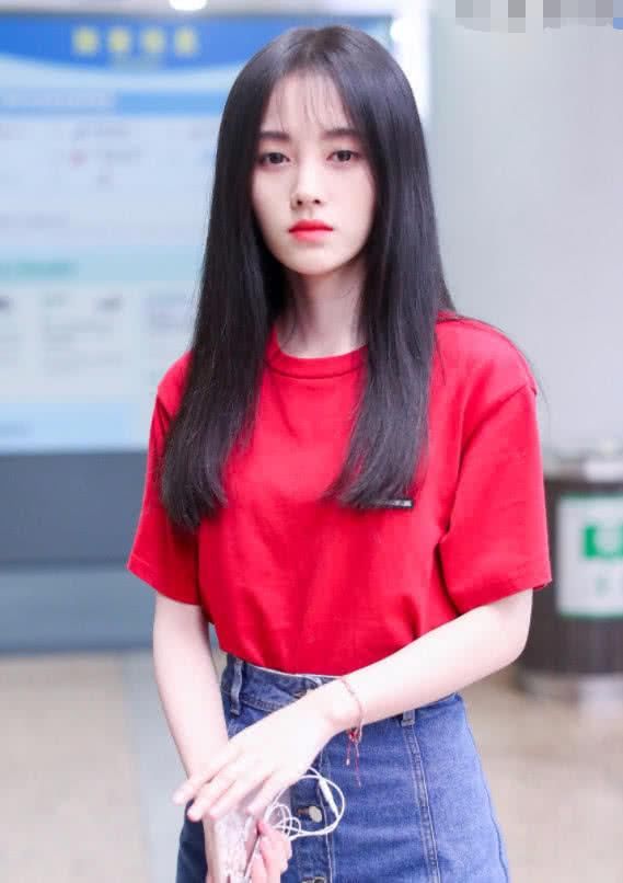 鞠婧祎不愧是4000年一遇的美女，留着“三毛刘海”美成天仙