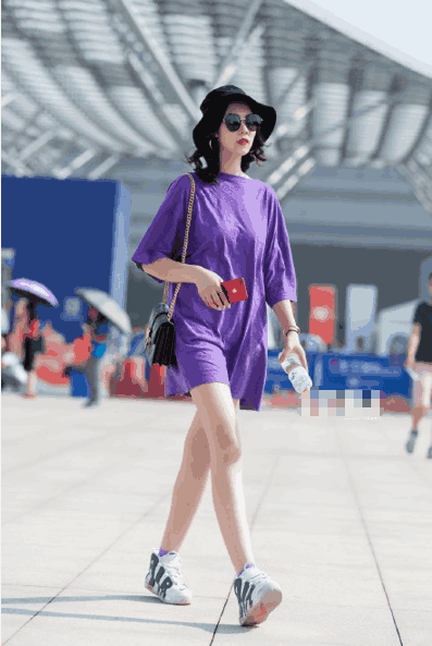 街拍: 紧身装包裹曼妙身姿, 图四小姐姐我要了, 你们别抢