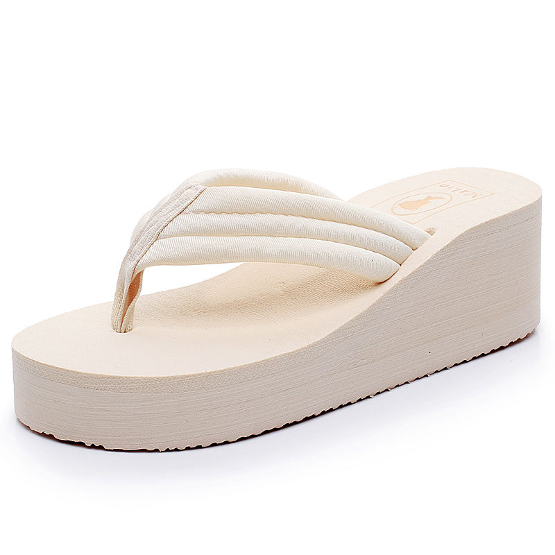 老北京布鞋过时了，现在流行穿凉拖鞋，现在穿正合适呢