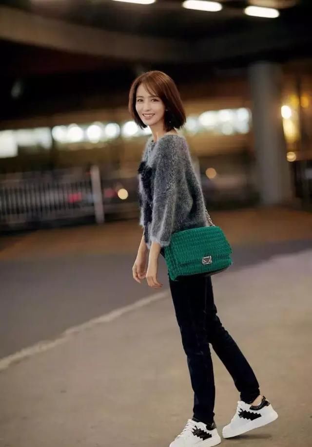 佟丽娅出发纽约时装周，身穿灰色毛衣现身机场，美出新高度！