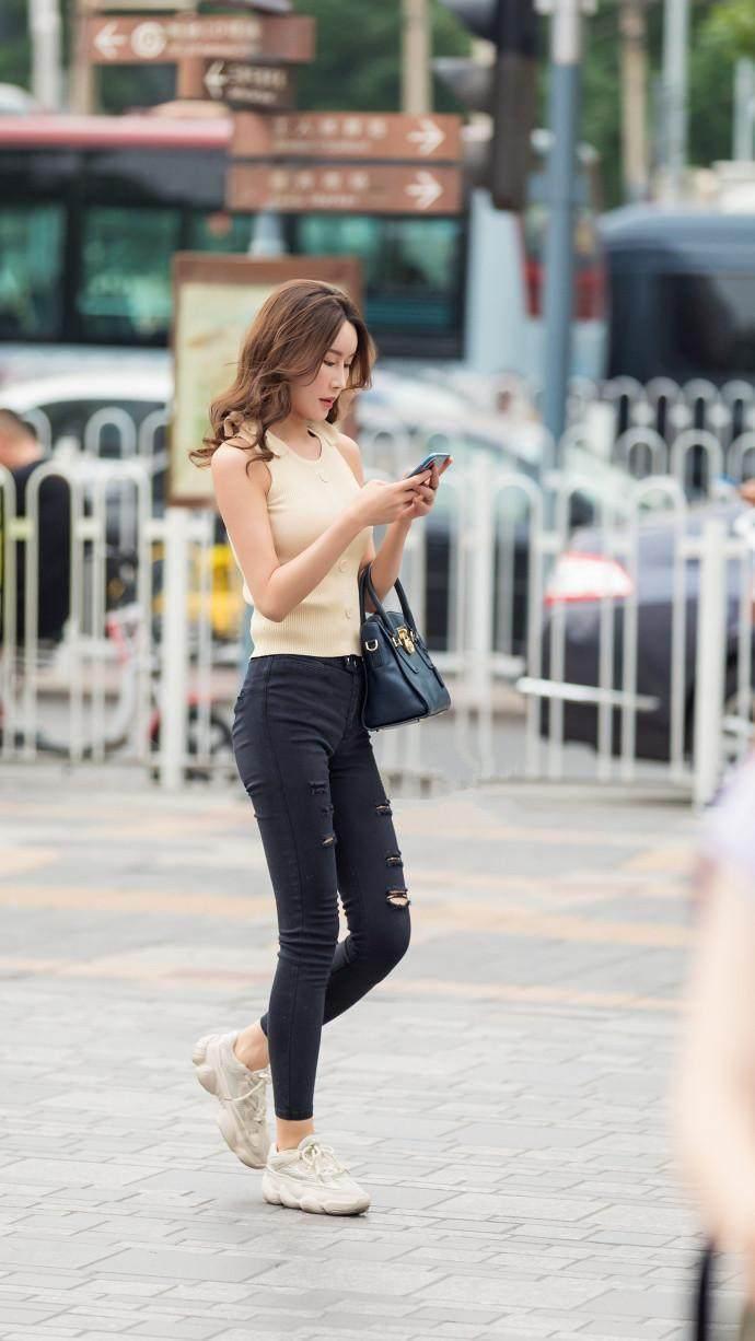 街拍：美女凸显美丽迷人的颈部曲线，展现女人的温柔如水般的味道