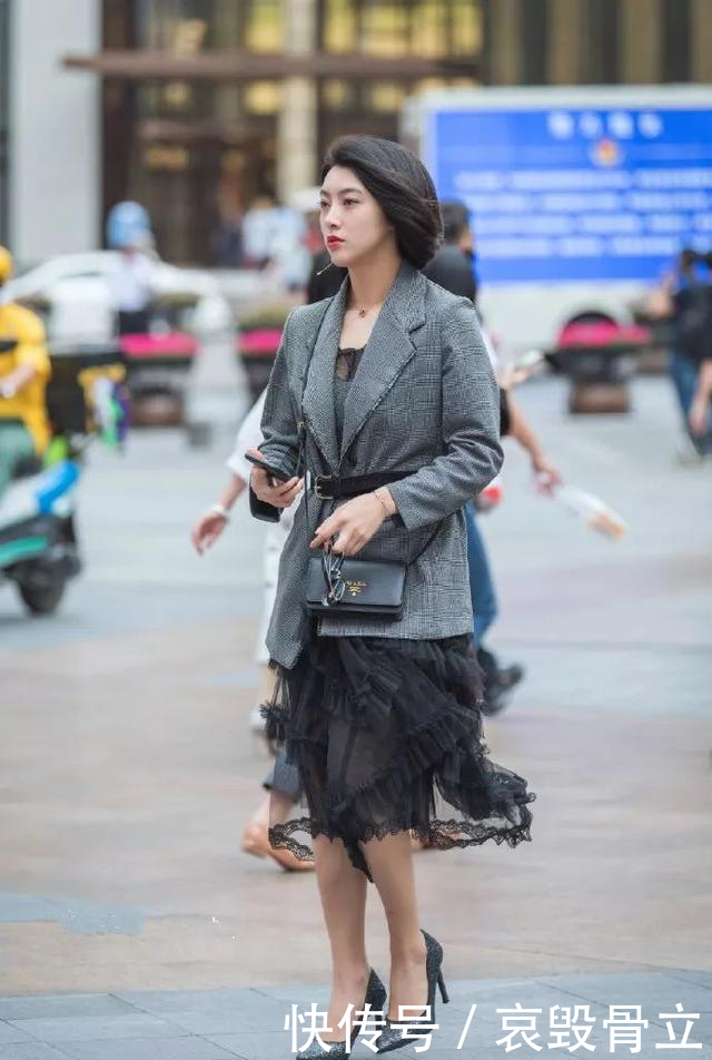  『搭配着』美女黑色九分裤搭配着一双气质的尖头高跟鞋，突显出优雅的魅力