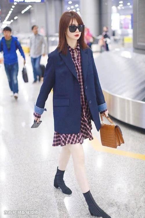 戚薇从巴黎时装周凯旋而归，穿了件男款西装，品味很独特啊！