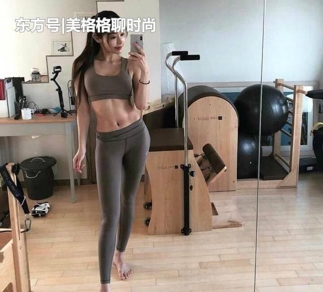  「舒适」街拍：打底裤的打扮展现年轻人的活力朝气，休闲俏皮舒适不失个性