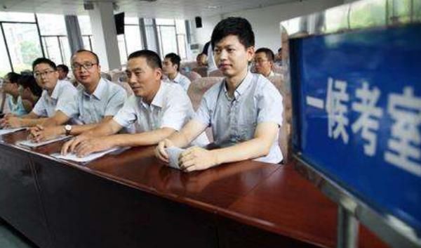  [取消]公务员“工资改革”后，年终奖变尴尬，节日补贴取消，年